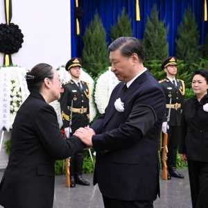 现场照：习近平与程虹握手 彭丽媛站在习身后