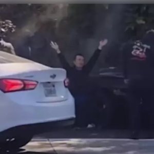 惊! 华人富商在美遇撞车抢劫 一车珠宝全抢走 跪地求饶; 匪徒闯民宅遭反击 爆发枪战!