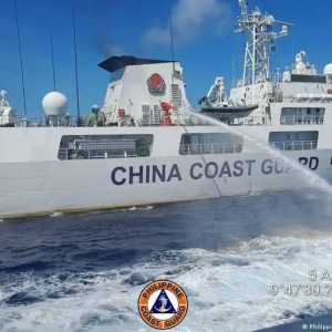围绕争议岛礁 中菲两国海警船在南中国海再起冲突