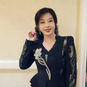 71岁刘晓庆装嫩被骂！近照水嫩靓丽！网友：...