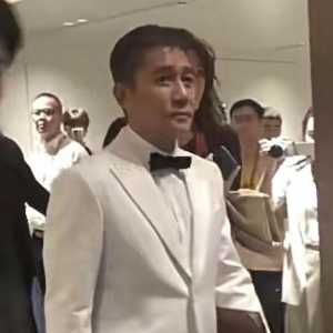 梁朝伟手握金鸡奖座像在“拎烧鸡”… 网友质疑：不尊重