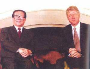 同样于11月参加APEC 中网热议30年前江泽民会晤柯林顿