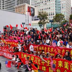 习近平下榻酒店外 数千支持者聚集 仅有零星抗议者