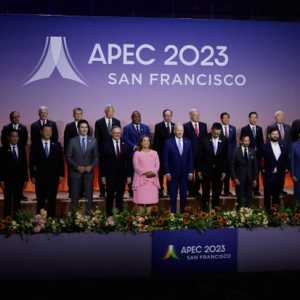 APEC峰会大合影引发热议 习近平被“边缘化”了？