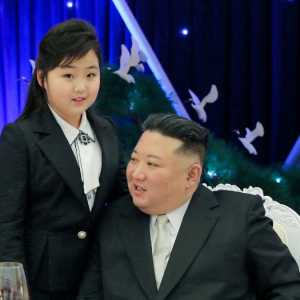 金正恩称女儿“宇宙强国时代新星女将军” 即将接班？