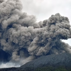 突发! 火山大爆发 11人当场死亡! 少女不成人样 嘶声求救 火山灰冲上3千米高空!