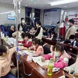 中国孩子医院边输液边写作业 老外震惊：AI生成吧