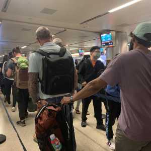没机票、护照、签证 他搭国际航班成功飞抵LAX