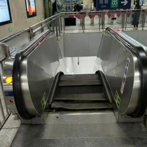 北京地铁再惊魂  网友：轰一声电扶梯塌陷了