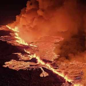 冰岛火山爆发 数百人不顾警告 冒险逆行观看岩浆喷涌