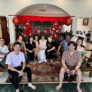 杨紫琼返乡补办婚宴 富商老公紧牵丈母娘 甜照曝光