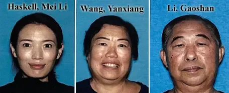 李梅（左一）及其失踪的父母