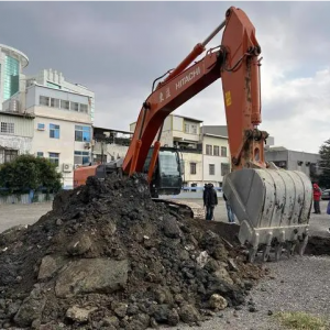柯文哲请大型机具进场挖自家停车场：我们不是“赖皮寮”