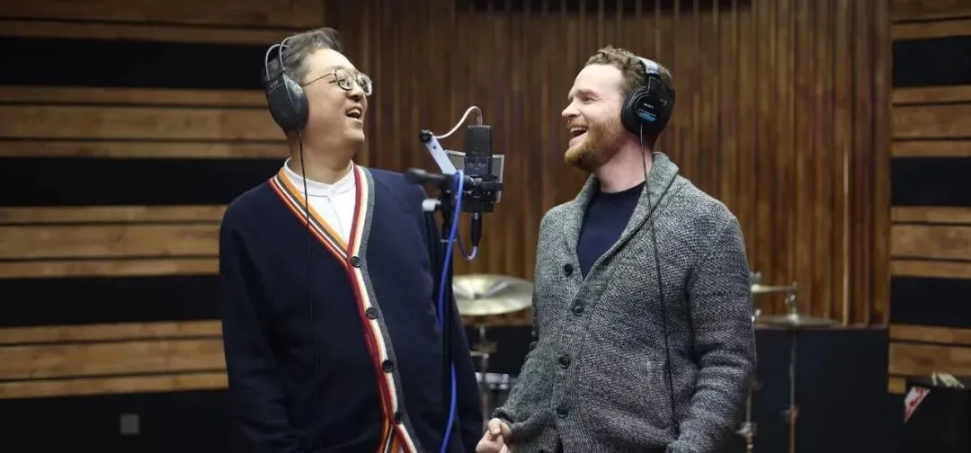 ·杜波（右）与刘大毅在录制歌曲。