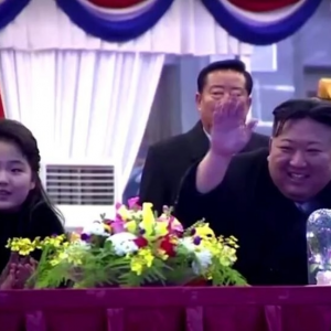 金正恩携女儿观看新年演出 体育场内高呼“万岁”