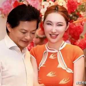 65岁歌唱家宣布再婚!小30岁妻子爱晒丰满身材