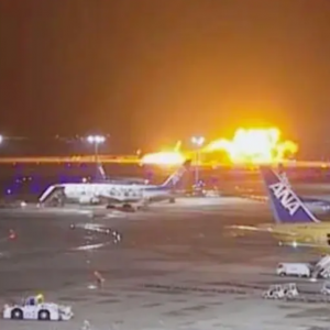 突发空难！载379人客机降落时相撞 秒变巨大火球 烧成灰烬 幸存乘客：以为已经死了