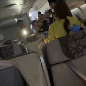 媒体：男子大闹航班，300人改签背后...