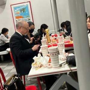 领完金球最佳男主 他去In-N-Out庆祝被拍到 奖杯放桌上