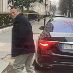 马云现身法国巴黎 乘豪车在蒙恬大道 被网友偶遇