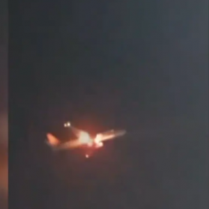 恐怖! 载122乘客飞机空中突传爆炸声 发动机喷火; 波音飞机还有其他制造问题