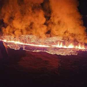 冰岛火山岩浆已入城 建筑物被吞噬 地面现裂缝 房屋起火