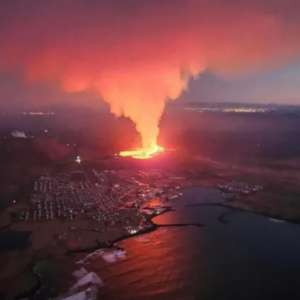 突发灾难！大地裂开 岩浆迸发 房屋被吞噬 爆发200多次地震 著名景点变鬼城