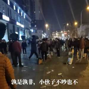 不堪噪音骚扰,成都小伙撒冥币驱赶广场舞大妈