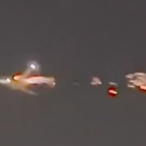 突发！波音飞机刚起飞 引擎喷火 “要爆炸了” 股价大跌；极速俯冲 机毁人亡 现场惨烈