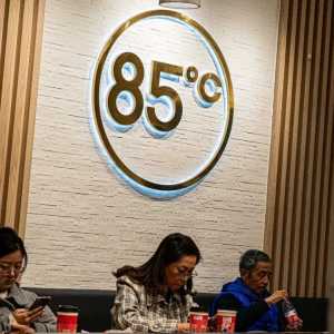 坐满“失意”的上海老人 85度C：一个微缩版的老年社区