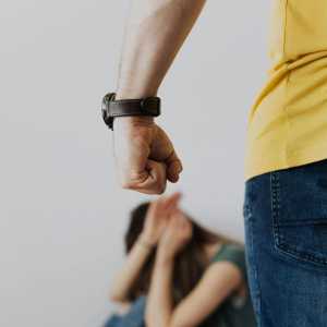 深信能改变他…中国女留生遭多次家暴 被勒颈才报警