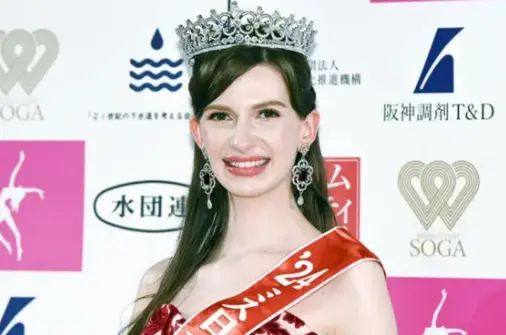 1月22日被评为“日本小姐”的椎野卡罗琳娜。图自日媒