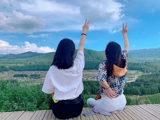 2022年7月，王梦琳（左）和婆婆在新疆旅游时的合影。