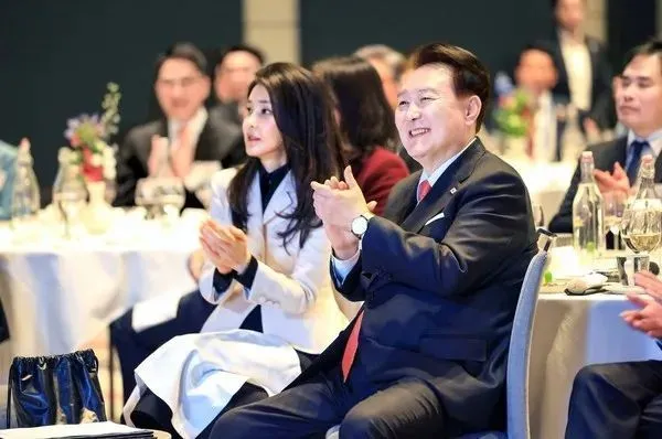 ·2023年12月，尹锡悦和金建希在荷兰出席韩侨晚宴。