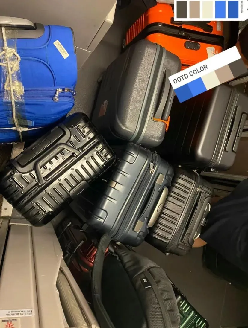 行李架上已经过载，多余的行李堆在地上