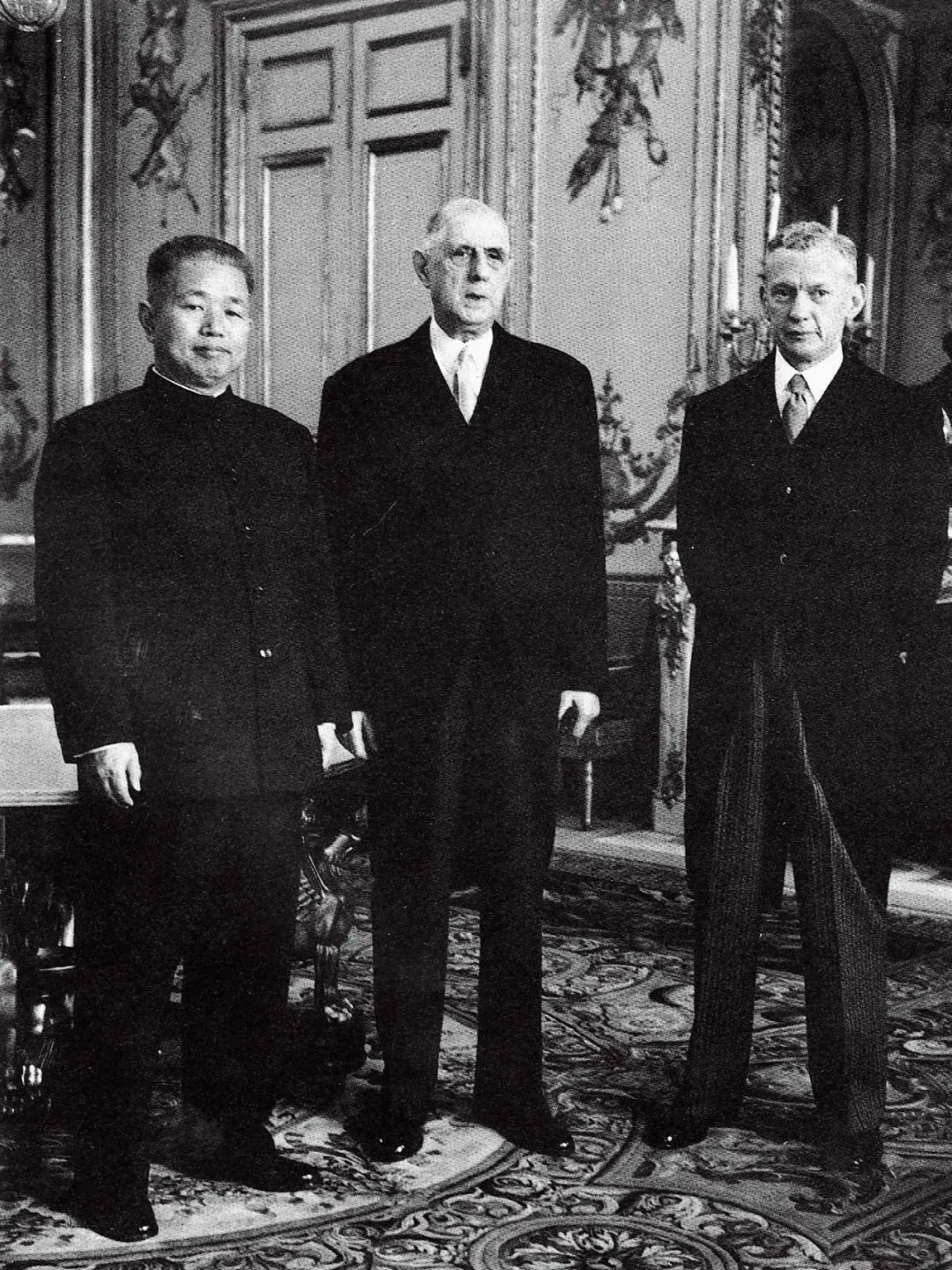 1964年6月，中国首任驻法国大使黄镇向戴高乐总统（中）递交国书后合影。