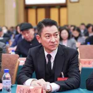 众星上新闻联播：黄渤坐刘德华黄晓明前面