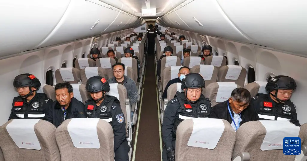 ·1月30日，10名缅北重大犯罪嫌疑人在被押解回国的飞机上。