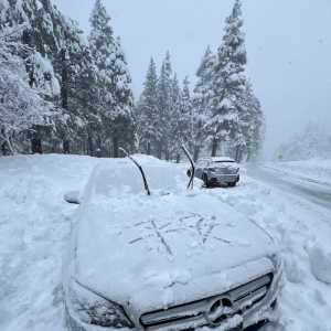 华女雪山失踪已近3天3夜 大雪覆盖的车上写着这两个字