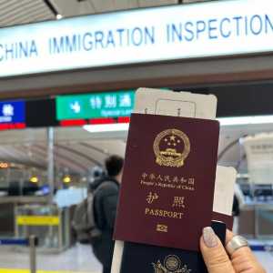 中国女子持中美护照丝滑出入境 川普誓言“废除！”