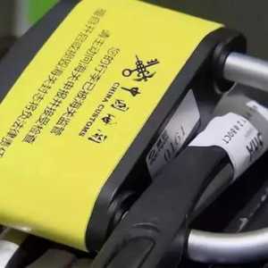 回中国注意 大批华人行李被海关上黄色小锁