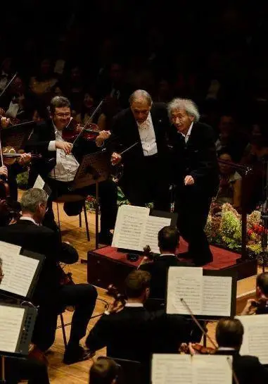 小泽征尔和祖宾·梅塔指挥维也纳爱乐乐团。