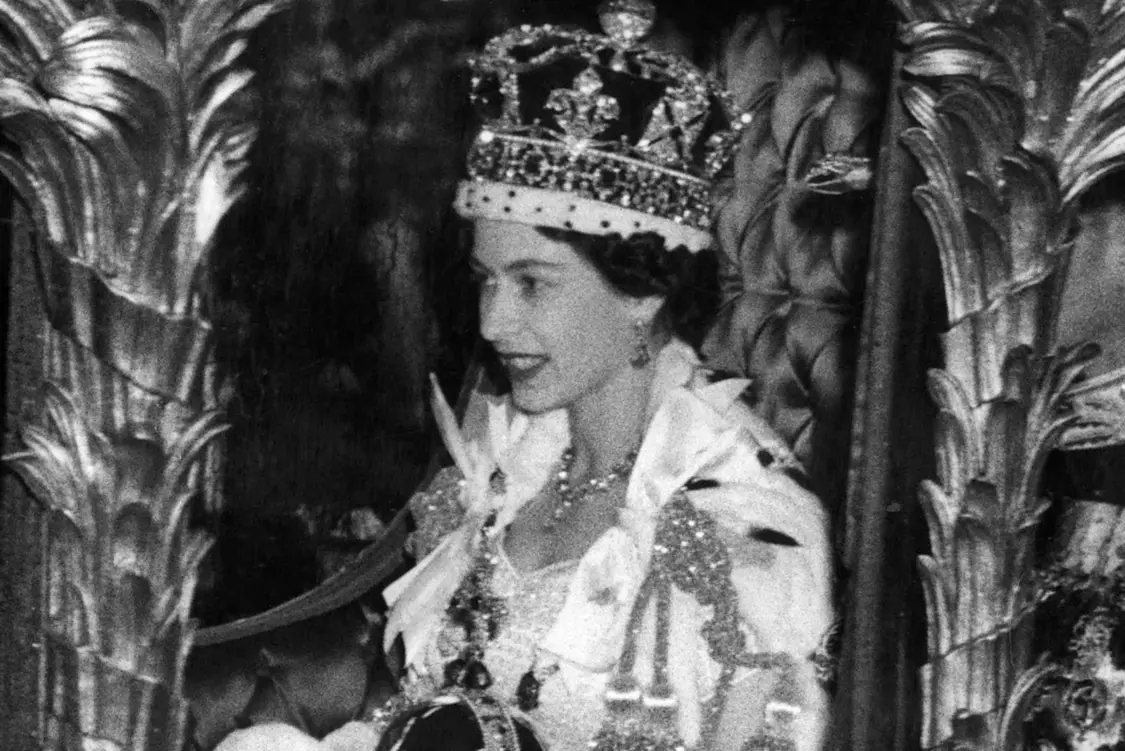 ▲1953年，伊丽莎白女王在登基加冕仪式上