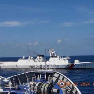 菲律宾巡南海黄岩岛 控中国海警船危险航行