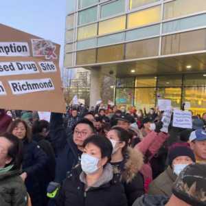 市议会悬殊投票通过这项新决议 列治文数百华人上街抵制