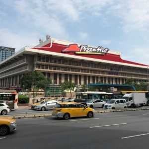 见台北车站独特外型 美国人惊“这不就咱必胜客吗？”
