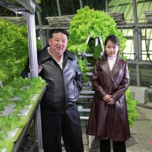 金正恩携爱女巡农场 官媒称“伟大向导者”暗示接班地位