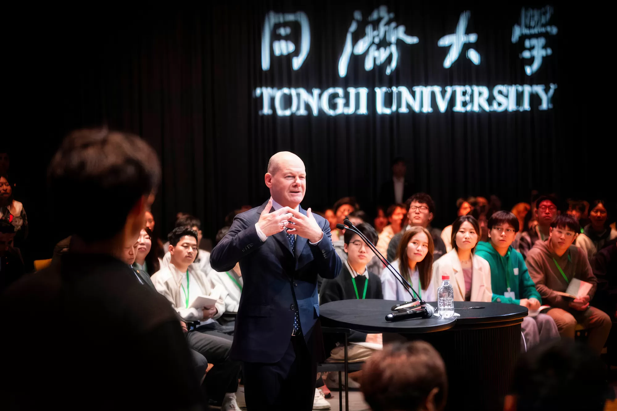 朔爾茨在同濟大學被學生問及德國大麻合法化問題。（德國駐華大使館微博圖片）