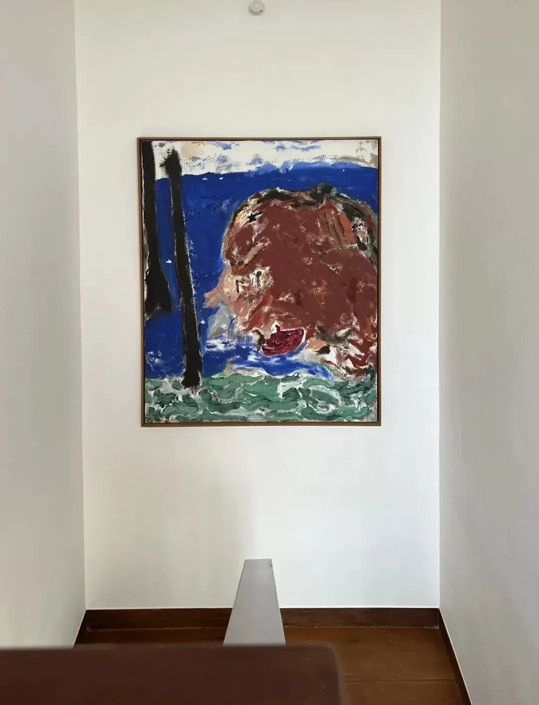 ▲潘雅德在餐厅中，身后墙上的作品为：玛丽·德维尔潘，《Like Swimming》， 2022