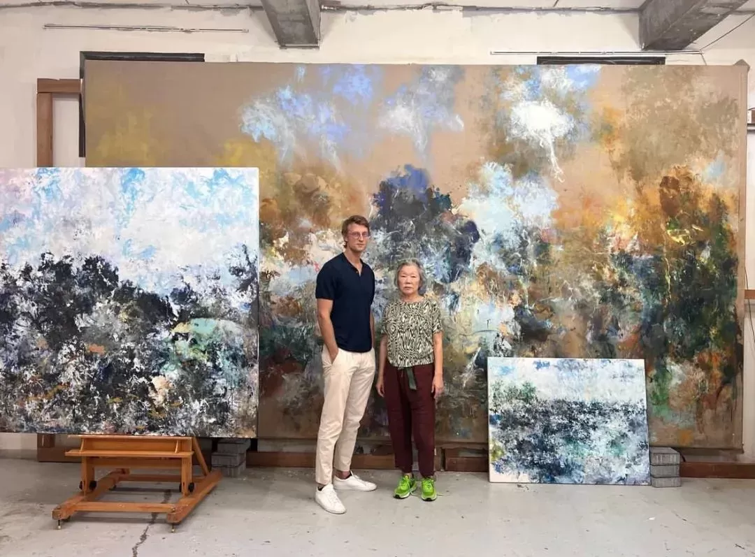 ▲墙上的作品为：姜明姬，《Fleur de choux rouge 》, 2020